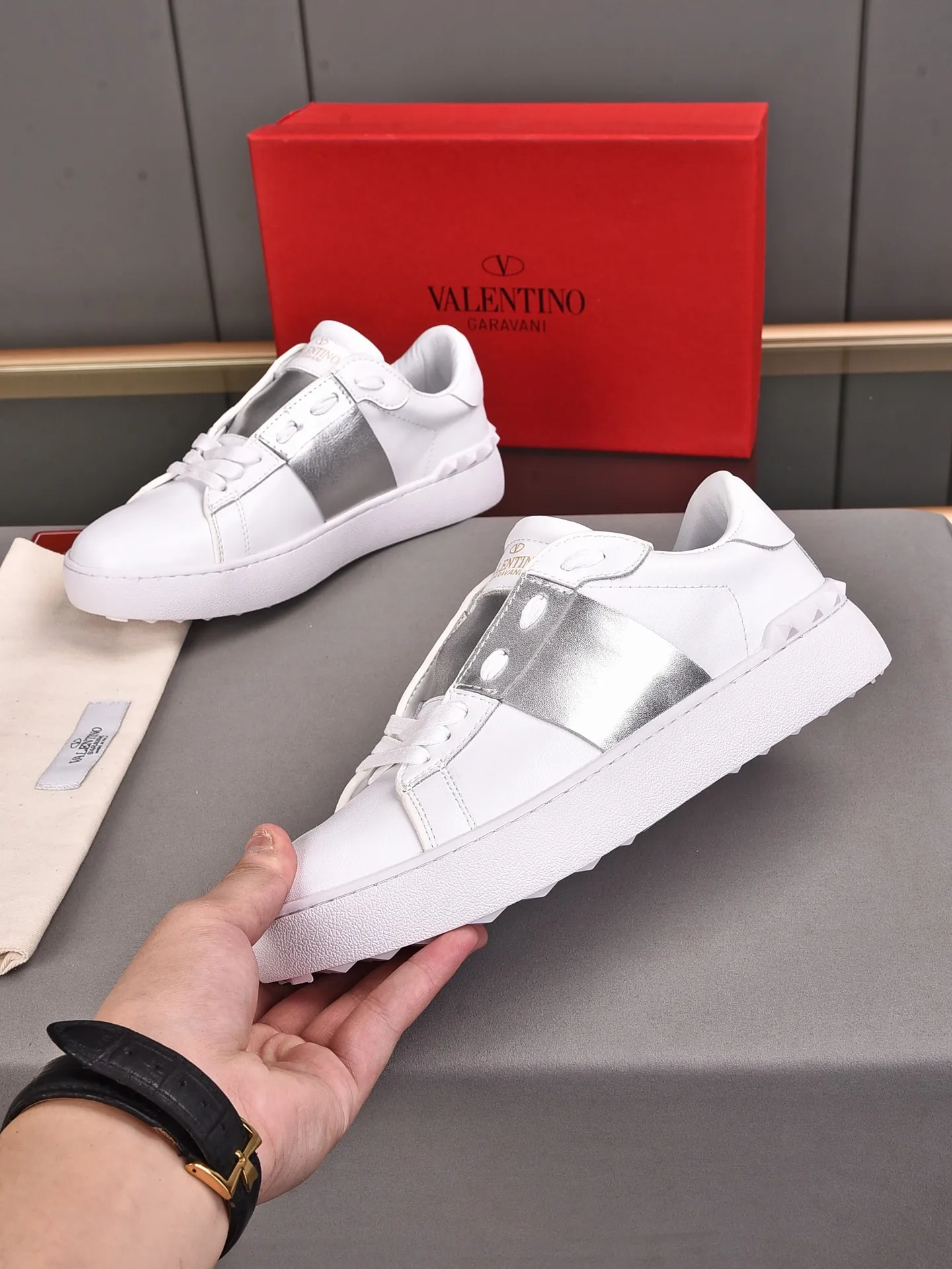 Men's shoes 440💰 (men and women couples) Valentino classic color matching series casual shoes. Made with heavy craftsmanship, good products pay attention to every detail. A must-have trendy item that can be worn all year round, it has been worn by many celebrities and Internet celebrities~~Imported cowhide surface, unique design concept, sheepskin lining, counter quality. Women’s clothing 35-40. Men’s clothing 39-44, 45-46 (returns and exchanges are not supported for custom-made items)